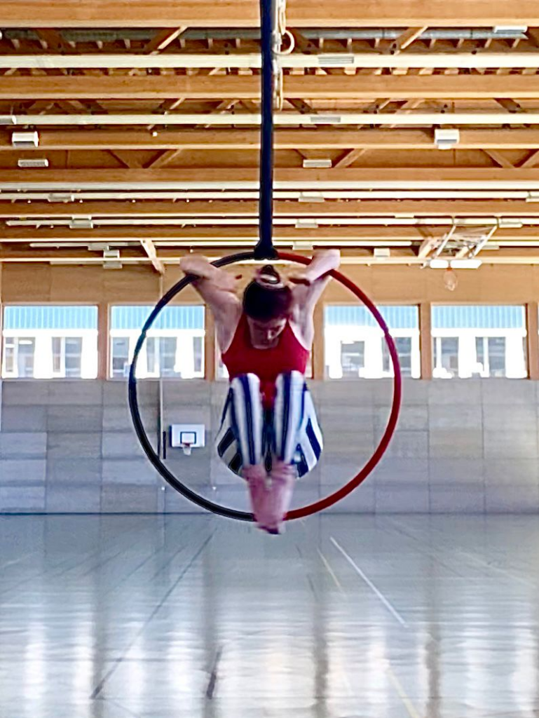 Hanna on an aerial hoop at Unisport Bern